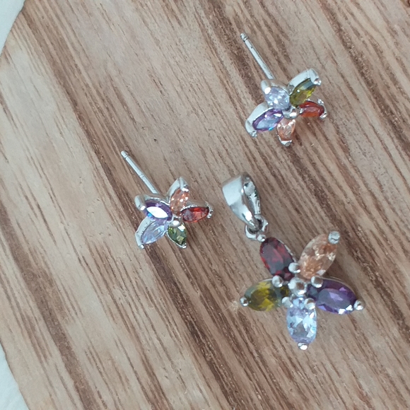 Stainless Steel 925 Floral Set of Earrings and Pendant. - Picture 3 of 5